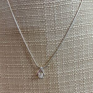 Sophisticated Silver Necklace with Clear Gemstone